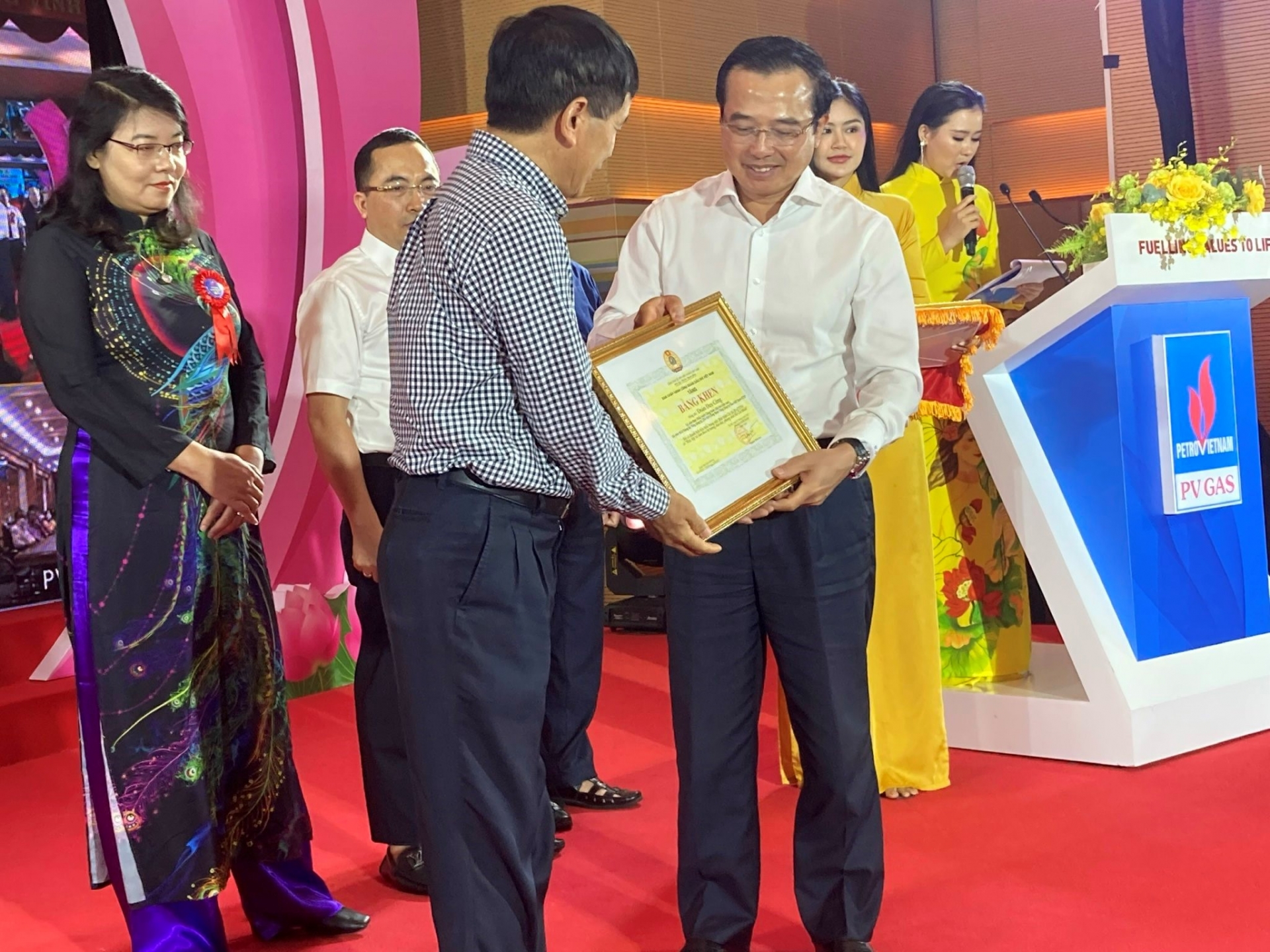 Công đoàn Dầu khí Việt Nam: Tôn vinh, hỗ trợ đoàn viên khó khăn trong Tháng công nhân Công đoàn Dầu khí Việt Nam: Tôn vinh, hỗ trợ đoàn viên khó khăn trong Tháng công nhân