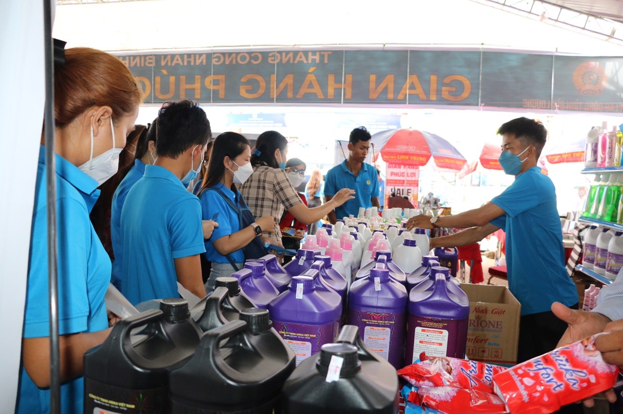 LĐLĐ tỉnh Bình Dương tổ chức phiên chợ bán hàng giá gốc, giá ưu đãi cho CNLĐ