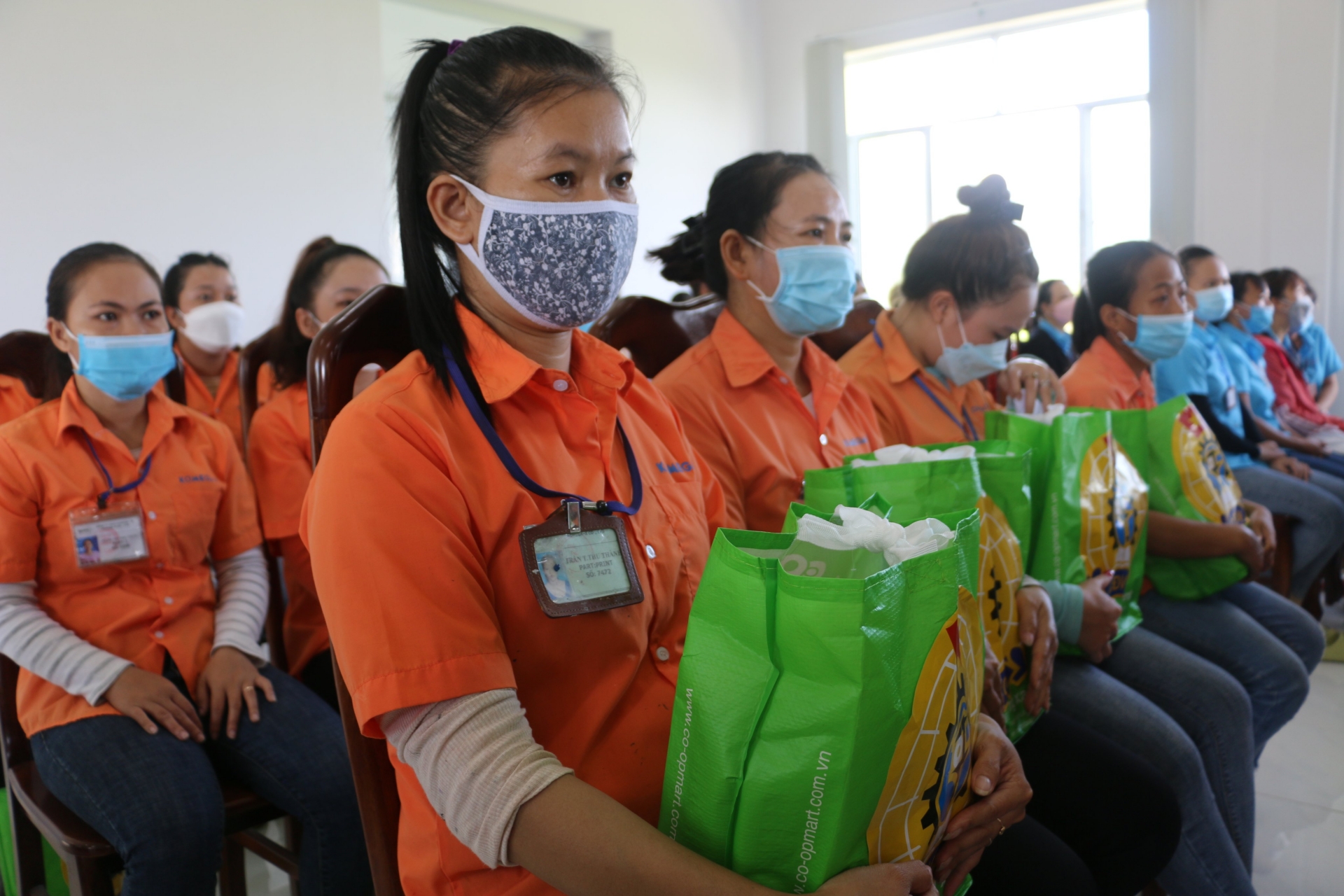 Công đoàn các Khu công nghiệp và Khu kinh tế tỉnh Khánh Hòa trao 250 suất quà cho CNLĐ Công đoàn các Khu công nghiệp và Khu kinh tế tỉnh Khánh Hòa trao 250 suất quà cho CNLĐ