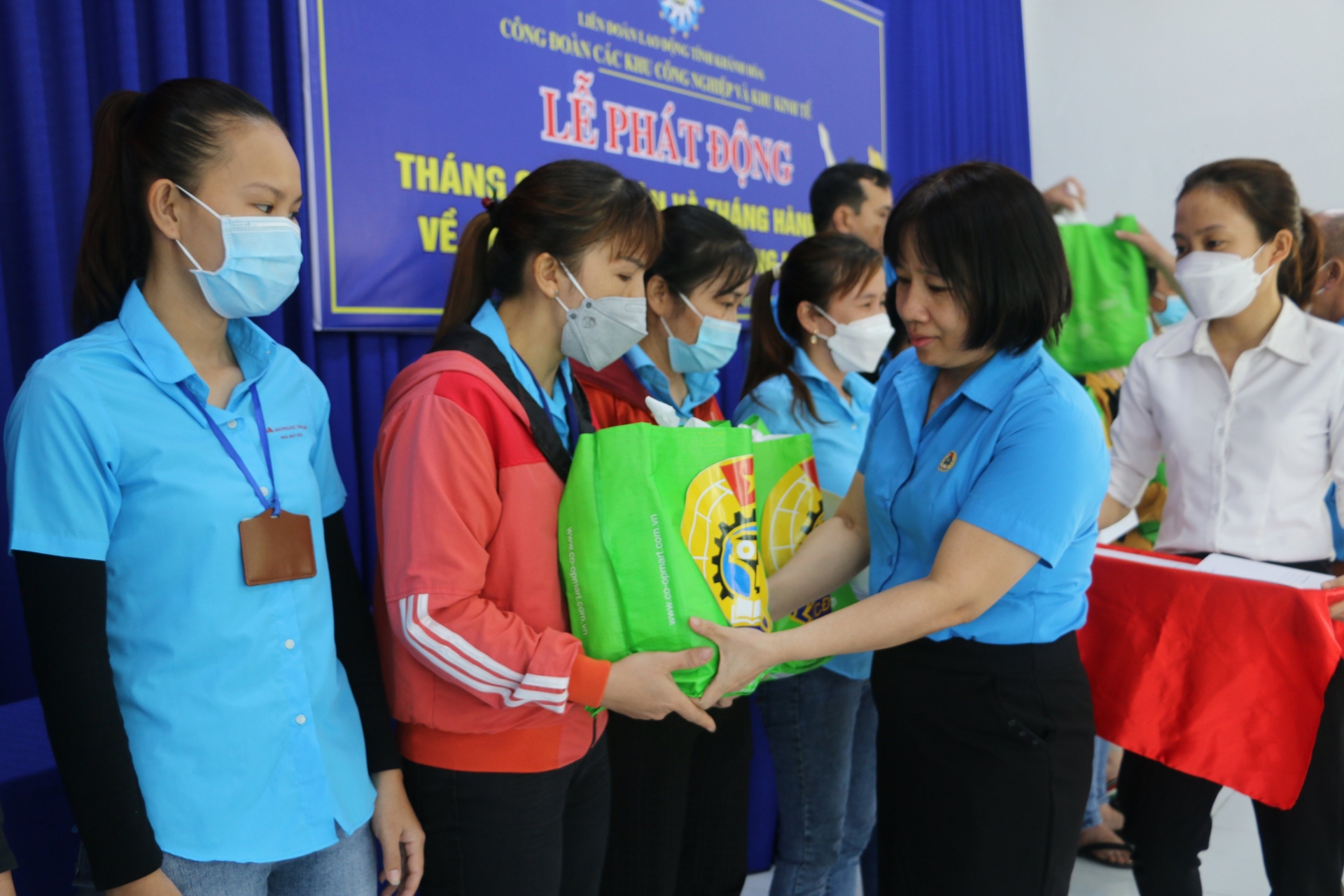 Công đoàn các Khu công nghiệp và Khu kinh tế tỉnh Khánh Hòa trao 250 suất quà cho CNLĐ Công đoàn các Khu công nghiệp và Khu kinh tế tỉnh Khánh Hòa trao 250 suất quà cho CNLĐ