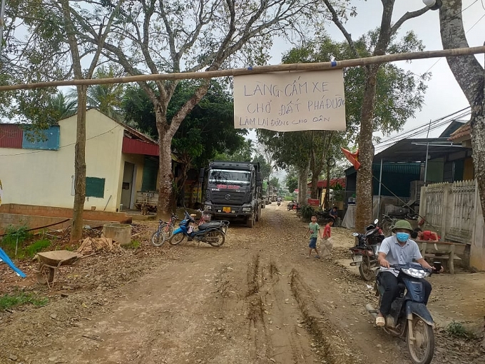 Thanh Hóa: “Oằn mình gánh xe tải” chở đất, đường tỉnh lộ xuống cấp nghiêm trọng