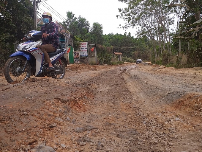 Thanh Hóa: “Oằn mình gánh xe tải” chở đất, đường tỉnh lộ xuống cấp nghiêm trọng