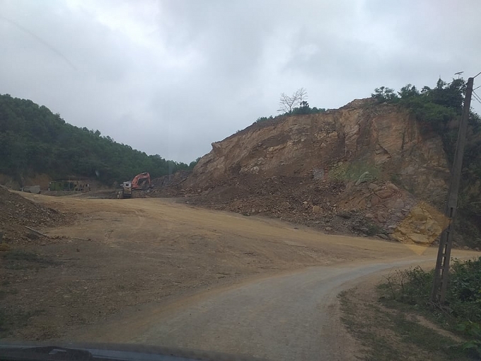 Thanh Hóa: “Oằn mình gánh xe tải” chở đất, đường tỉnh lộ xuống cấp nghiêm trọng