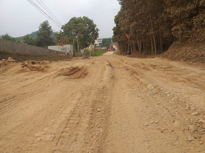 Thanh Hóa: “Oằn mình gánh xe tải” chở đất, đường tỉnh lộ xuống cấp nghiêm trọng