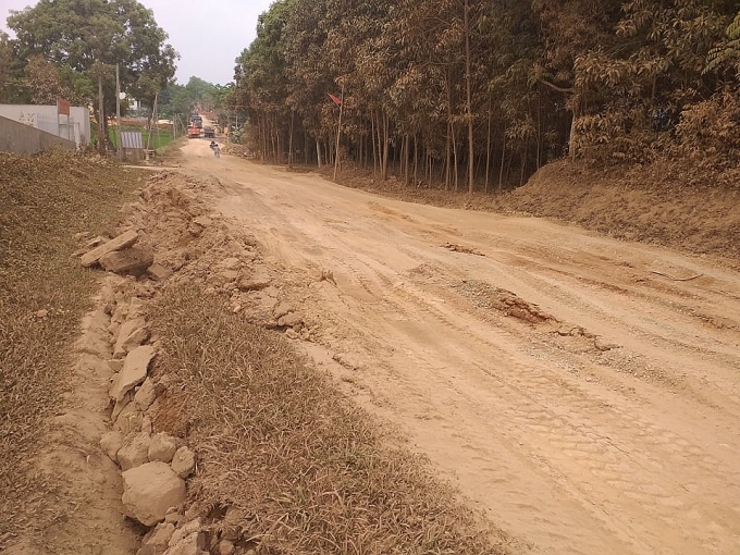 Thanh Hóa: “Oằn mình gánh xe tải” chở đất, đường tỉnh lộ xuống cấp nghiêm trọng