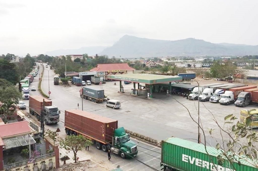 ​Người dân vui mừng khi đường qua Lào đã “thông”