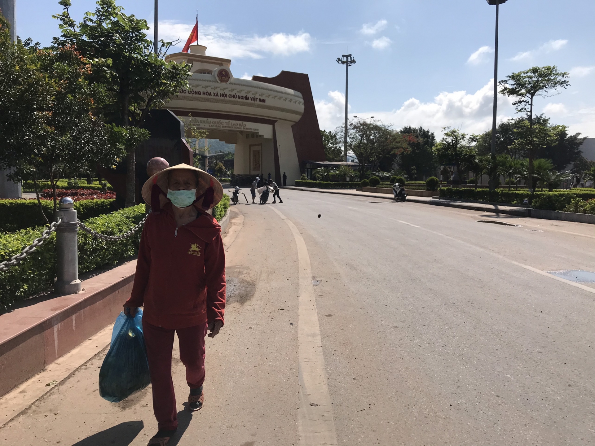 Ngày đầu thông thương tại cửa khẩu Lao Bảo Ngày đầu thông thương tại cửa khẩu Lao Bảo