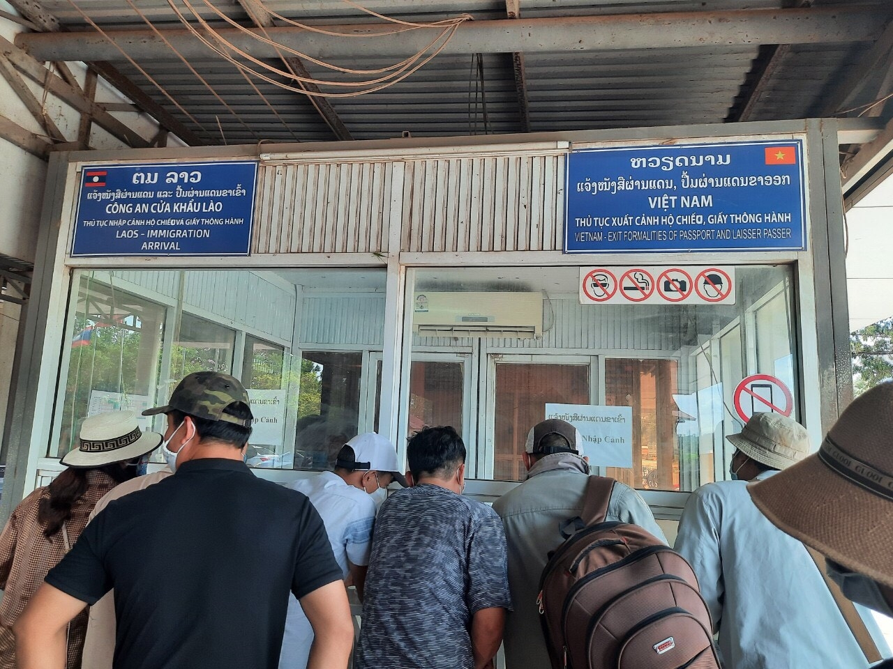 Ngày đầu thông thương tại cửa khẩu Lao Bảo Ngày đầu thông thương tại cửa khẩu Lao Bảo