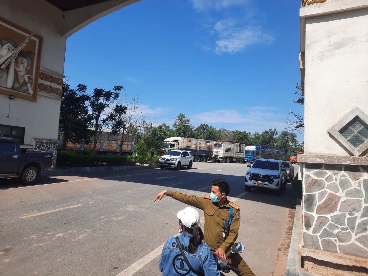 Ngày đầu thông thương tại cửa khẩu Lao Bảo Ngày đầu thông thương tại cửa khẩu Lao Bảo