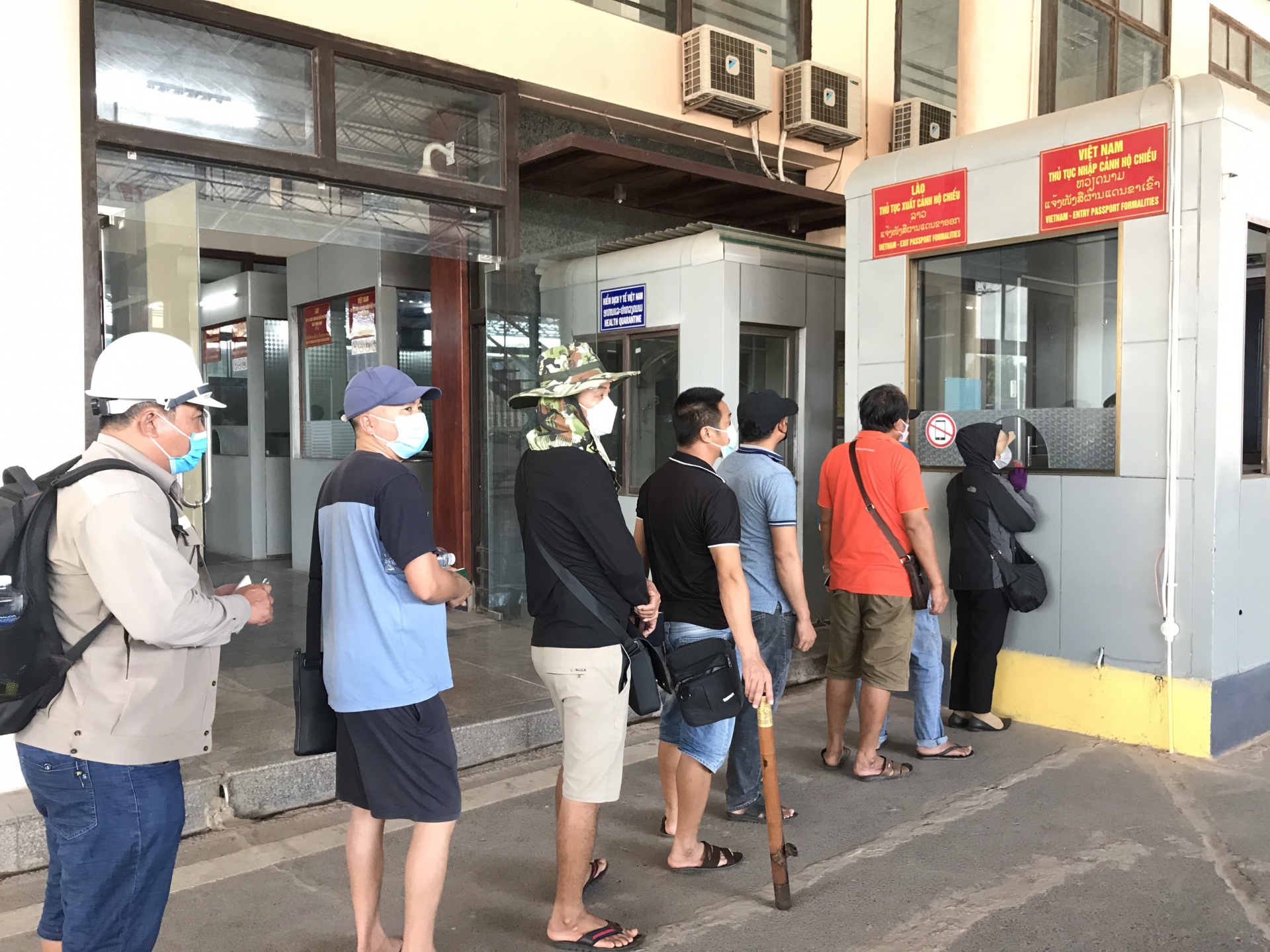 Ngày đầu thông thương tại cửa khẩu Lao Bảo Ngày đầu thông thương tại cửa khẩu Lao Bảo