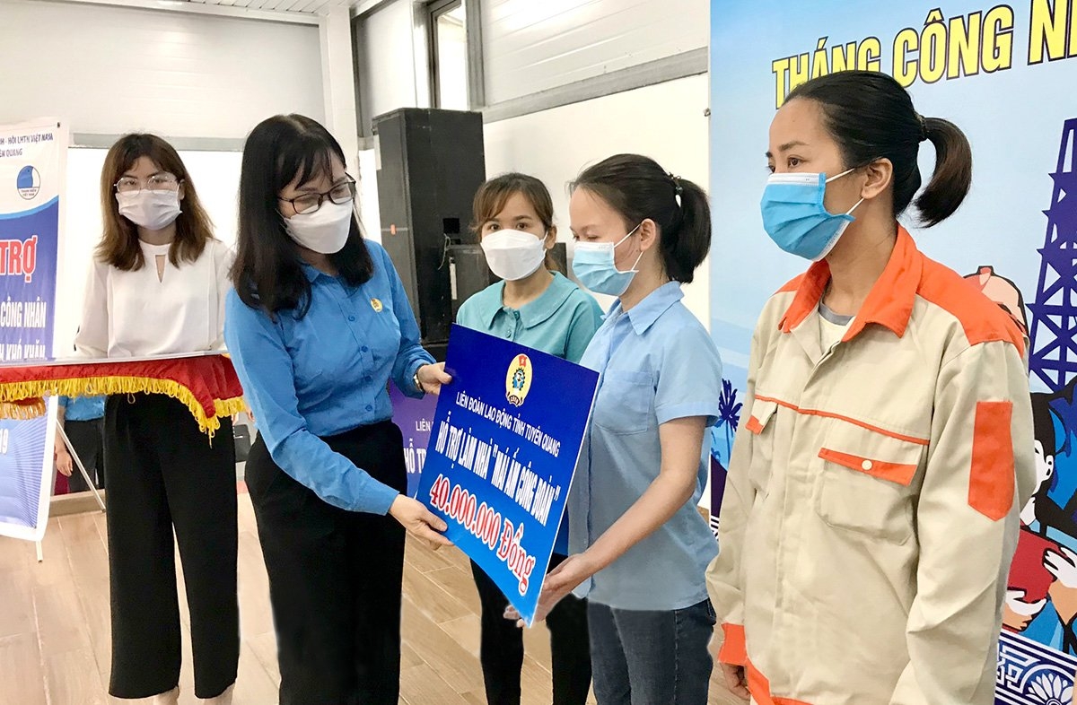 Tháng công nhân nói chuyện chia sẻ cùng công nhân Tháng công nhân nói chuyện chia sẻ cùng công nhân