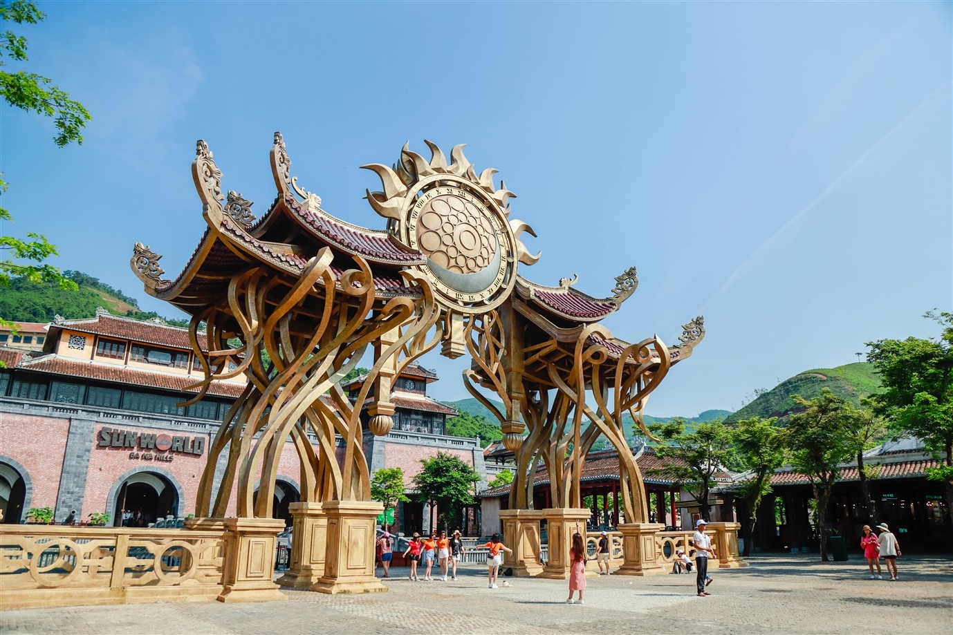 Sun World Ba Na Hills hóa xứ sở của những người khổng lồ