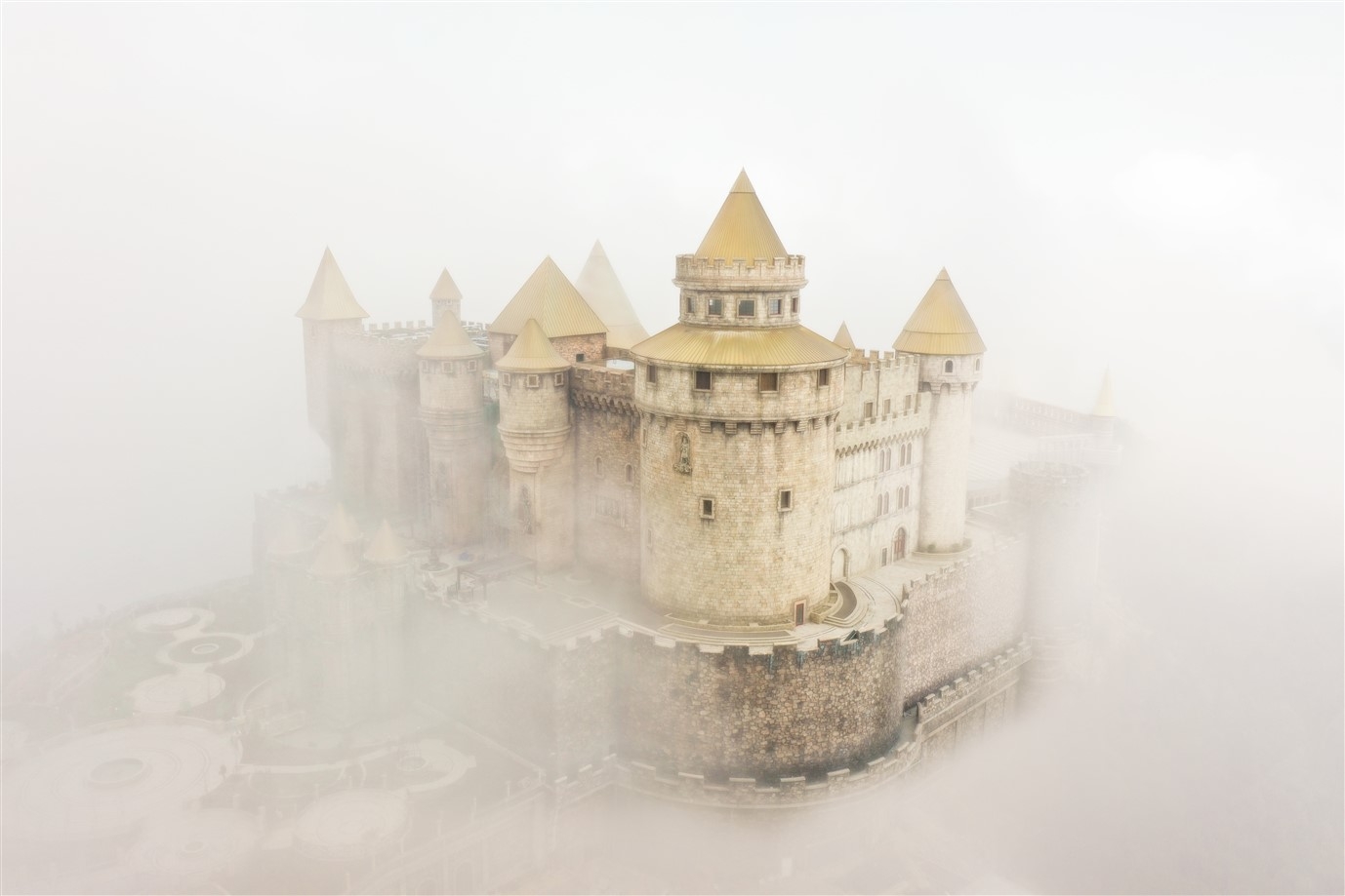 Sun World Ba Na Hills hóa xứ sở của những người khổng lồ