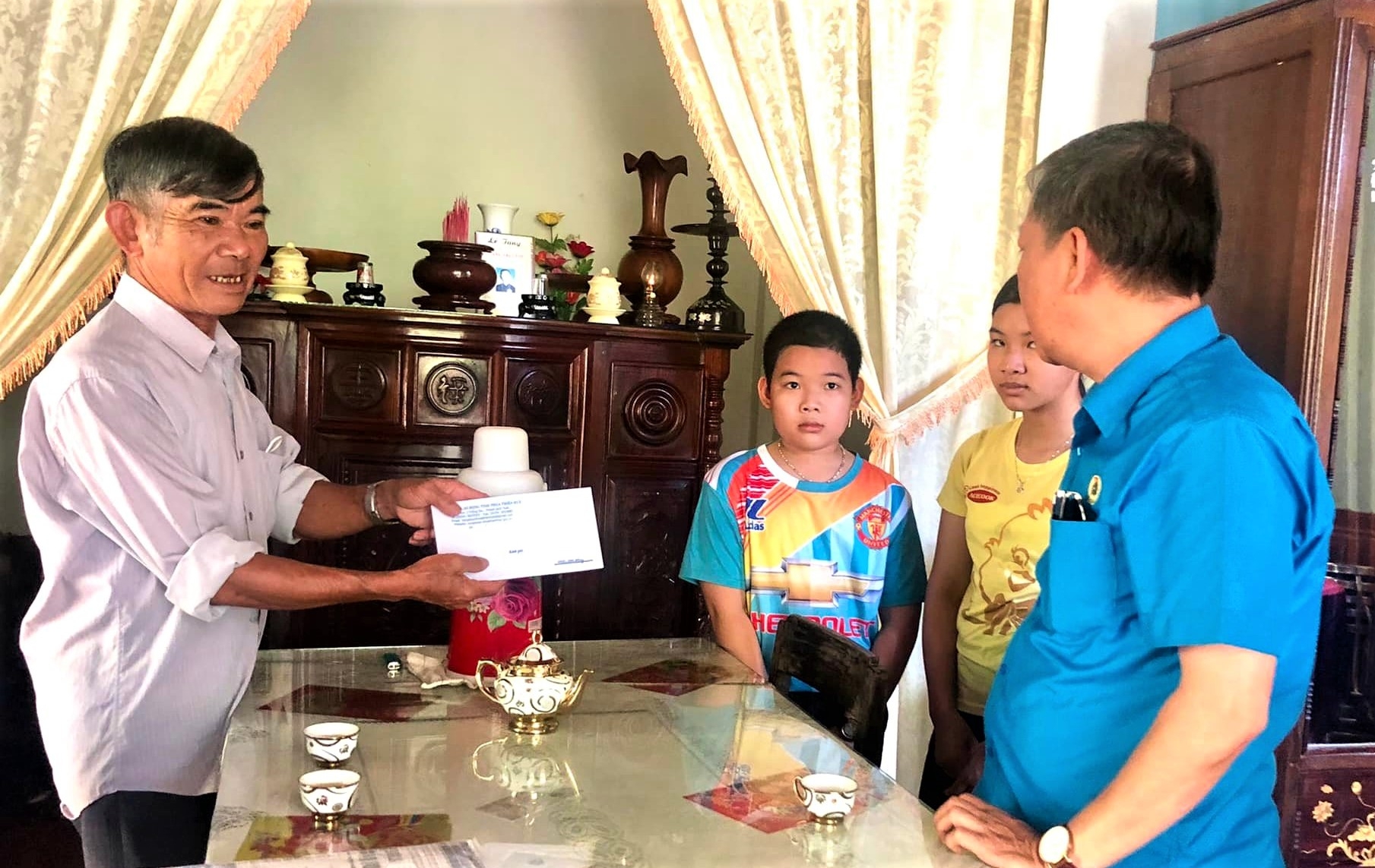 LĐLĐ tỉnh Thừa Thiên Huế chia sẻ khó khăn với gia đình đoàn viên bị tai nạn lao động LĐLĐ tỉnh Thừa Thiên Huế chia sẻ khó khăn với gia đình đoàn viên bị tai nạn lao động