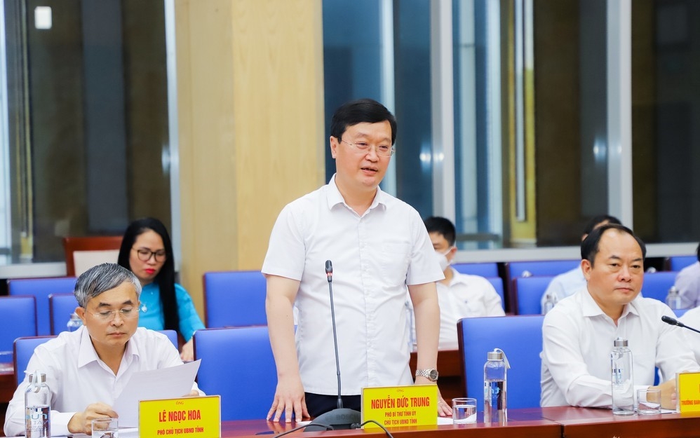 Nghệ An trao Quyết định chấp thuận chủ trương đầu tư 2 dự án nhà ở xã hội cho công nhân Nghệ An xây dựng 2 dự án nhà ở xã hội cho công nhân với tổng vốn đầu tư 6.880 tỷ đồng