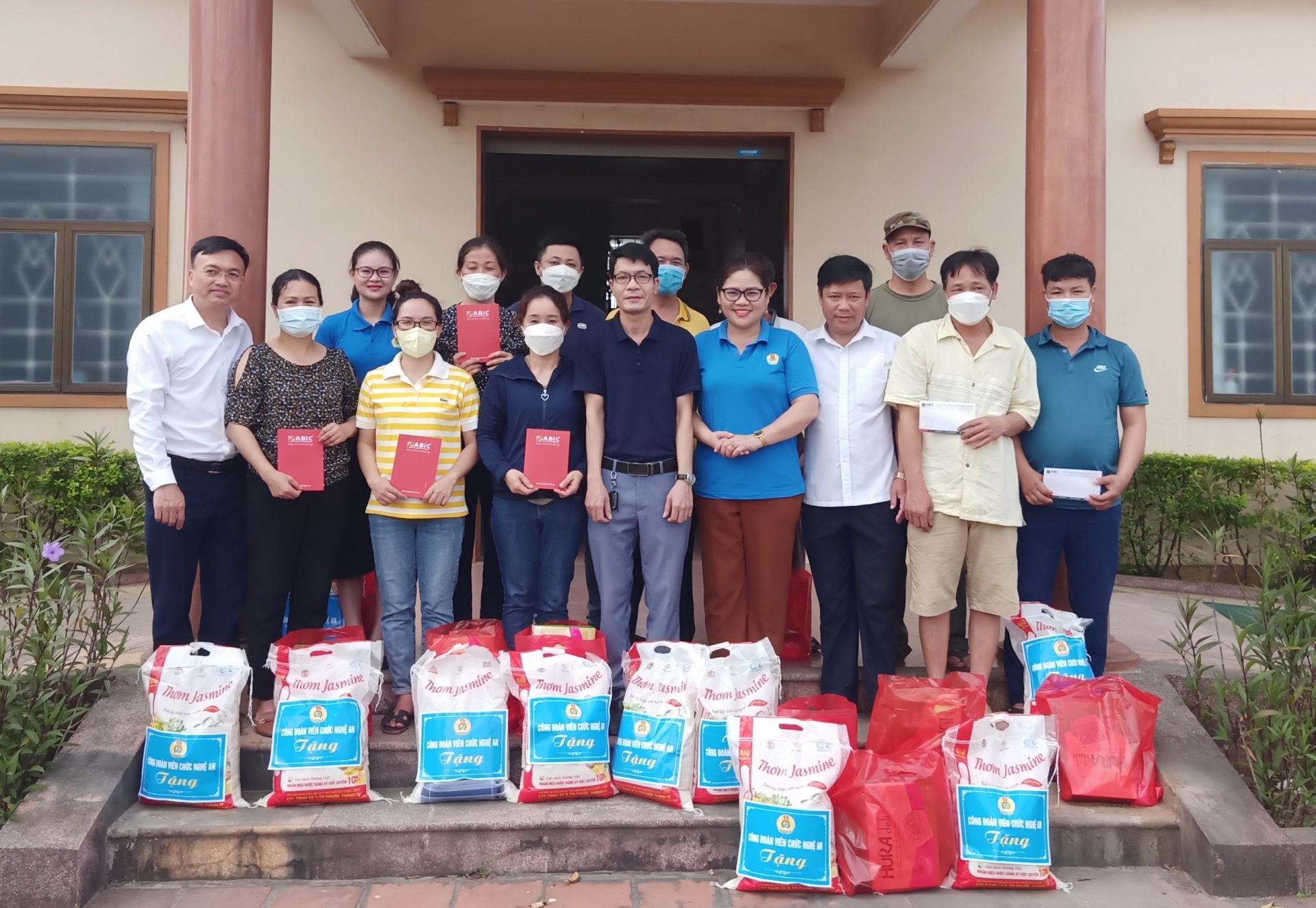 Thiết thực, thân tình từ những món quà của Công đoàn Viên chức Nghệ An