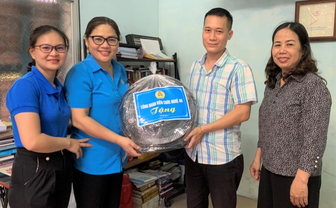 Thiết thực, thân tình từ những món quà của Công đoàn Viên chức Nghệ An