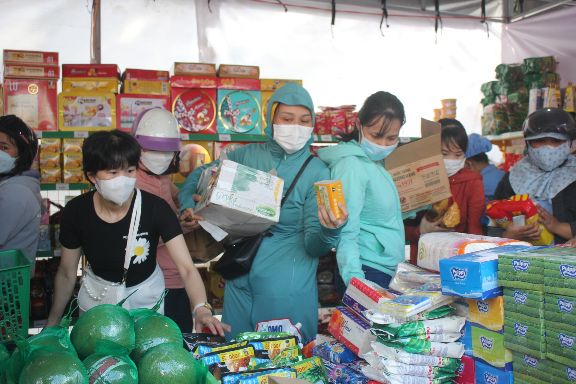 Người lao động phấn khởi “săn hàng” chất lượng, giá “mềm” tại Phiên chợ Công nhân Người lao động phấn khởi “săn hàng” chất lượng, giá “mềm” tại Phiên chợ Công nhân