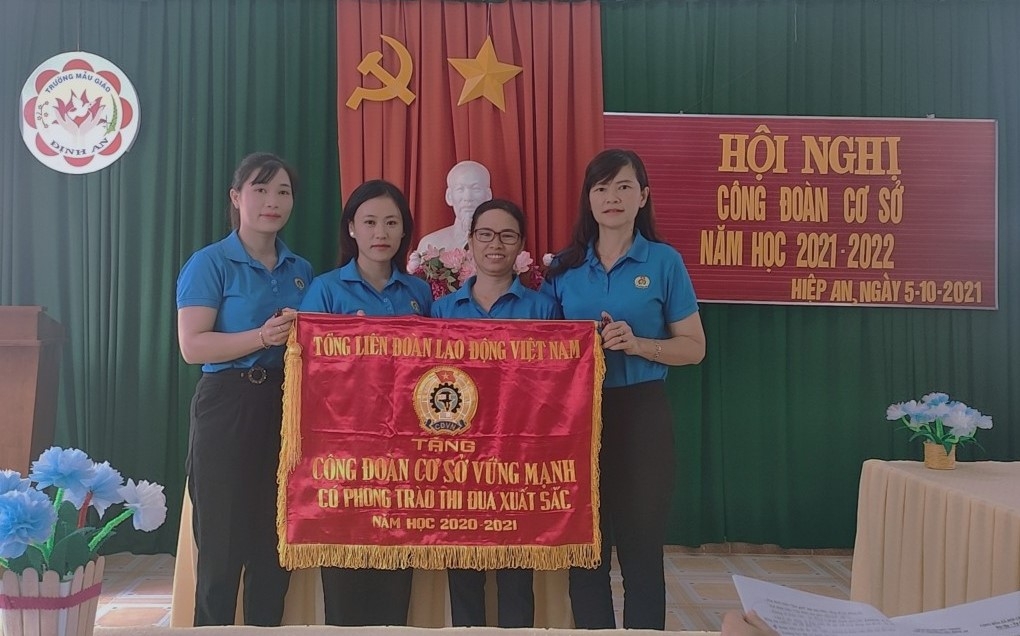 Nữ hiệu trưởng cùng công đoàn xây dựng mái nhà chung Nữ hiệu trưởng cùng công đoàn xây dựng mái nhà chung