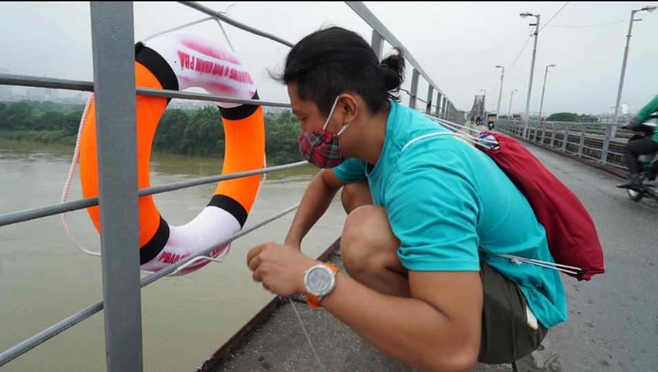 Lắp phao trên những cây cầu: Lời nhắc về tình người Lắp phao trên những cây cầu: Lời nhắc về tình người