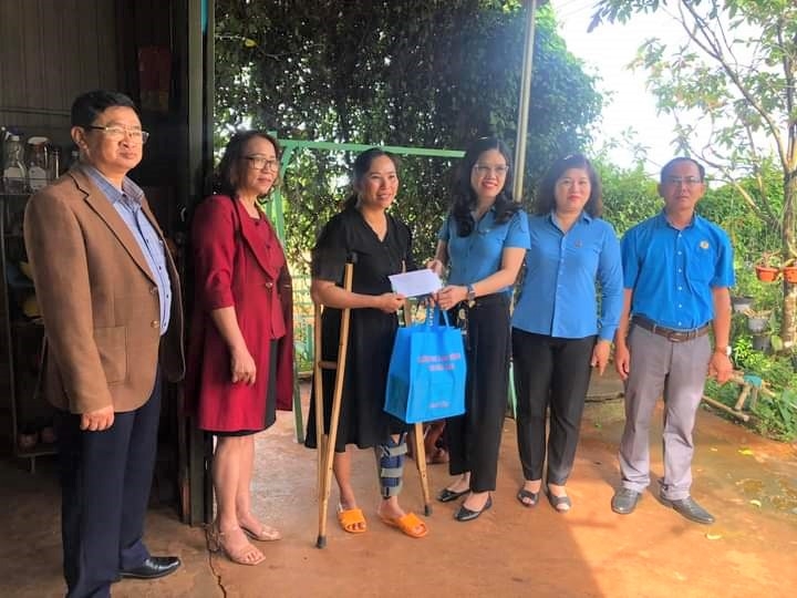 Gia Lai: Công đoàn đến từng nhà thăm và tặng quà cho người lao động LĐLĐ tỉnh Gia Lai đến nhà thăm hỏi và tặng quà cho đoàn viên, NLĐ