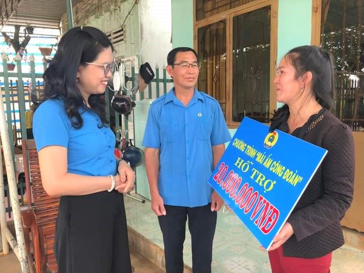 Gia Lai: Công đoàn đến từng nhà thăm và tặng quà cho người lao động LĐLĐ tỉnh Gia Lai đến nhà thăm hỏi và tặng quà cho đoàn viên, NLĐ