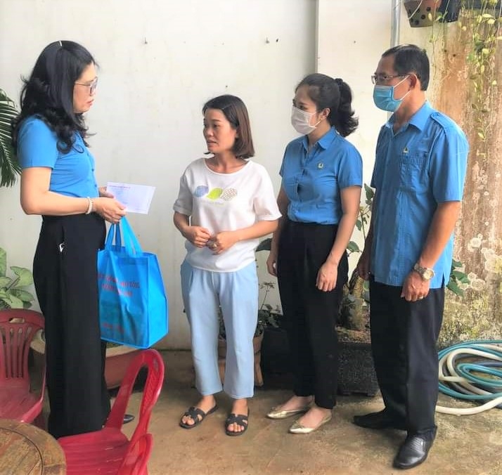 Gia Lai: Công đoàn đến từng nhà thăm và tặng quà cho người lao động LĐLĐ tỉnh Gia Lai đến nhà thăm hỏi và tặng quà cho đoàn viên, NLĐ