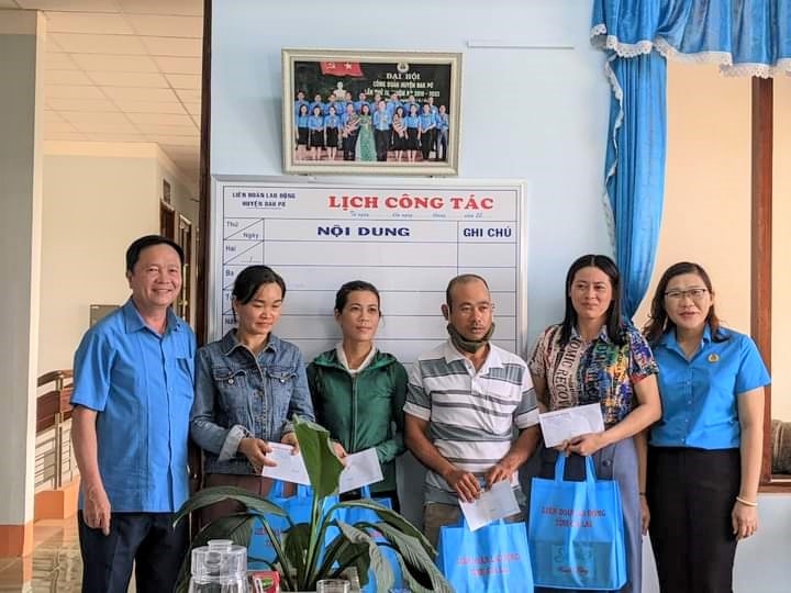 Gia Lai: Công đoàn đến từng nhà thăm và tặng quà cho người lao động LĐLĐ tỉnh Gia Lai đến nhà thăm hỏi và tặng quà cho đoàn viên, NLĐ