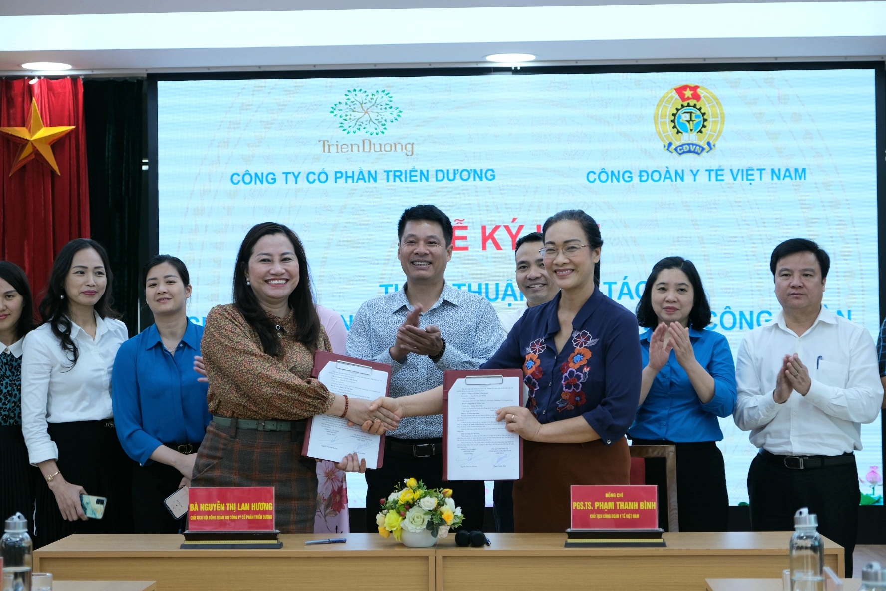 Đại diện Công đoàn Y tế Việt Nam và Công ty Cổ phần Triển Dương ký kết thỏa thuận hợp tác. Ảnh: AS