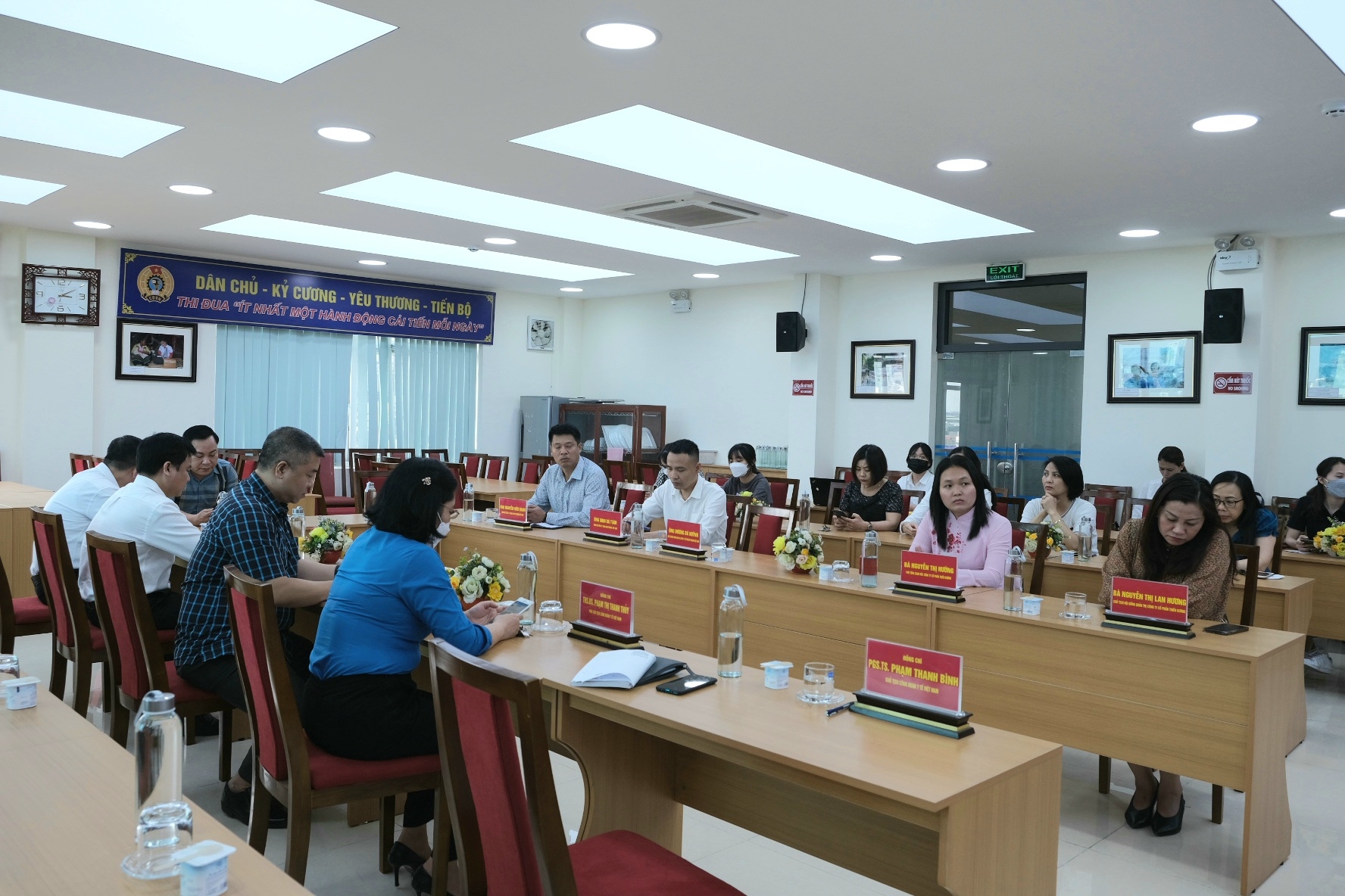 Các đại biểu tham dự lễ ký kết. Ảnh: AS