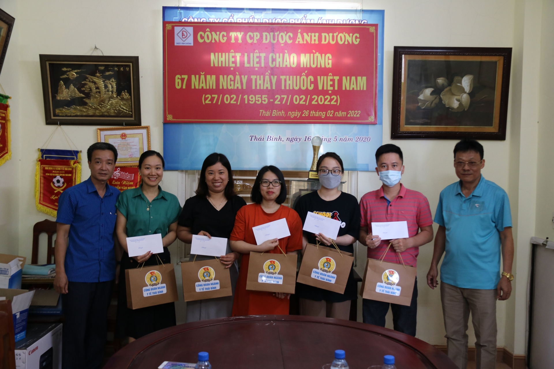 Công đoàn ngành Y tế Thái Bình thăm hỏi và tặng quà các y, bác sĩ Công đoàn ngành Y tế Thái Bình thăm hỏi và tặng quà các y, bác sĩ