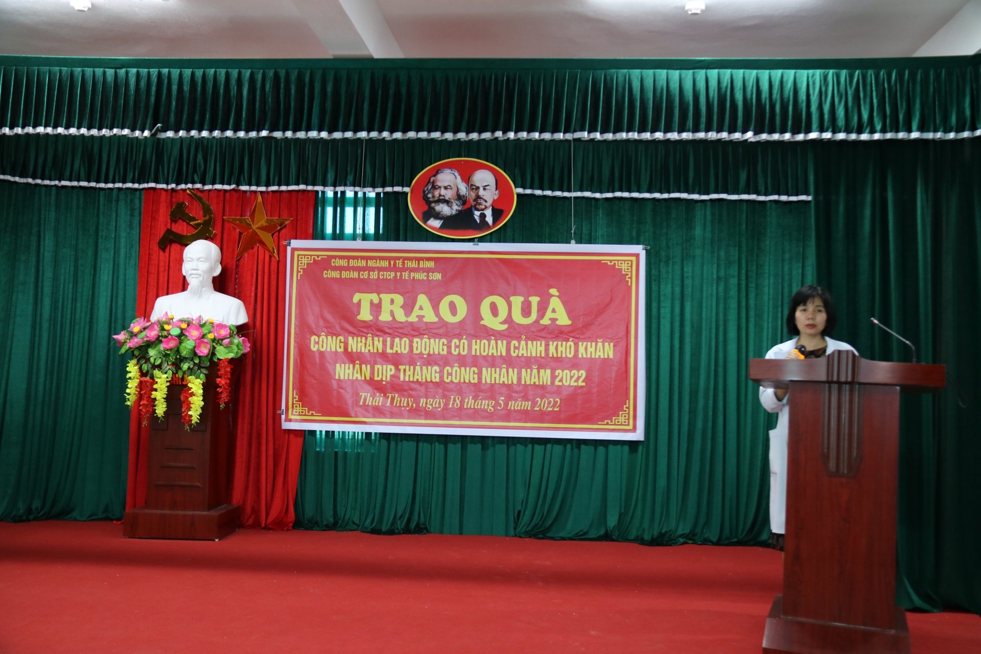 Công đoàn ngành Y tế Thái Bình thăm hỏi và tặng quà các y, bác sĩ Công đoàn ngành Y tế Thái Bình thăm hỏi và tặng quà các y, bác sĩ