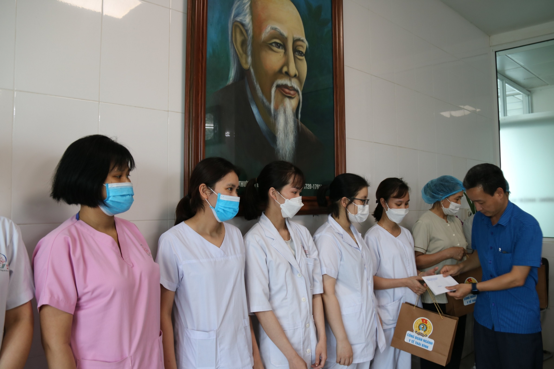 Công đoàn ngành Y tế Thái Bình thăm hỏi và tặng quà các y, bác sĩ Công đoàn ngành Y tế Thái Bình thăm hỏi và tặng quà các y, bác sĩ