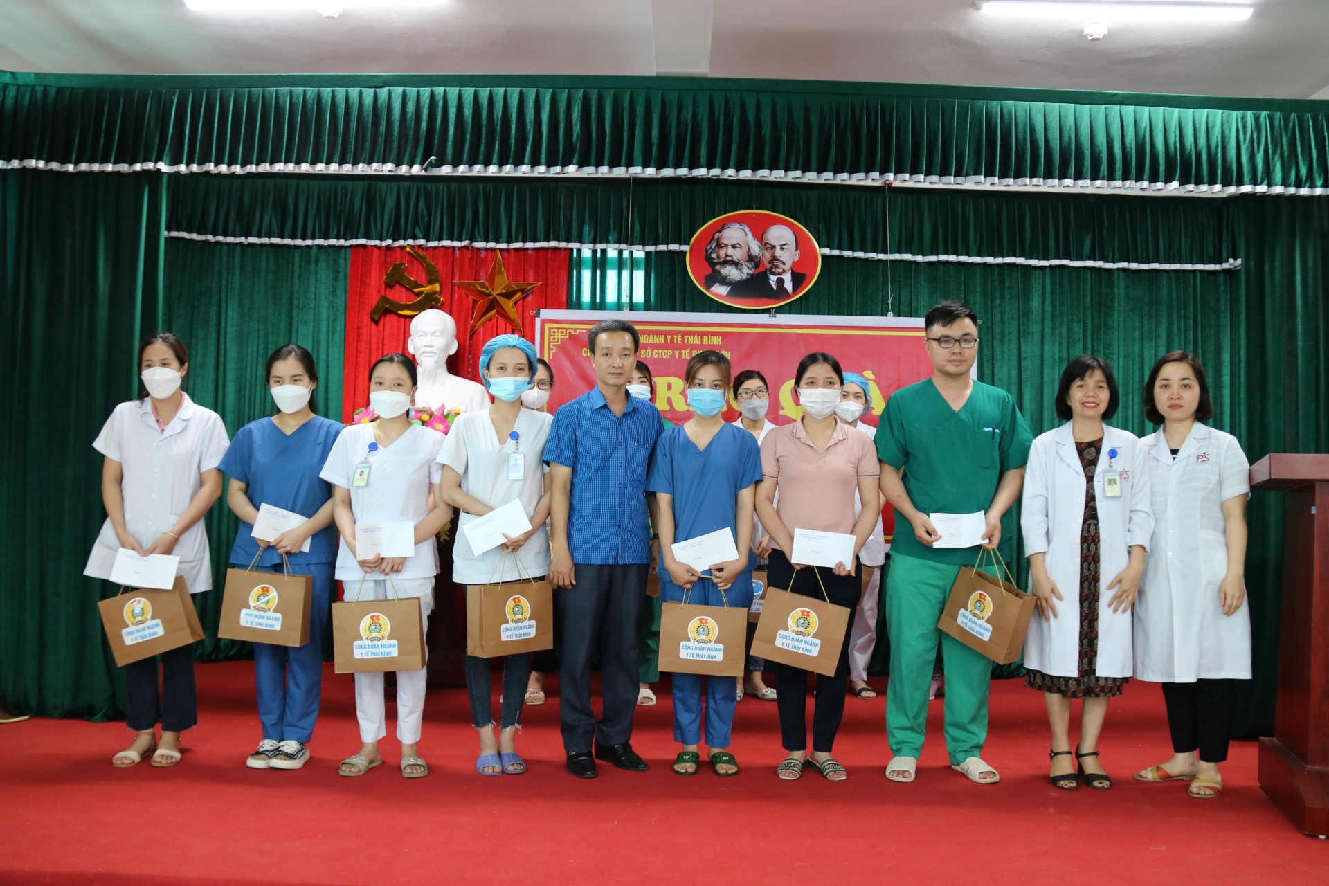 Công đoàn ngành Y tế Thái Bình thăm hỏi và tặng quà các y, bác sĩ Công đoàn ngành Y tế Thái Bình thăm hỏi và tặng quà các y, bác sĩ