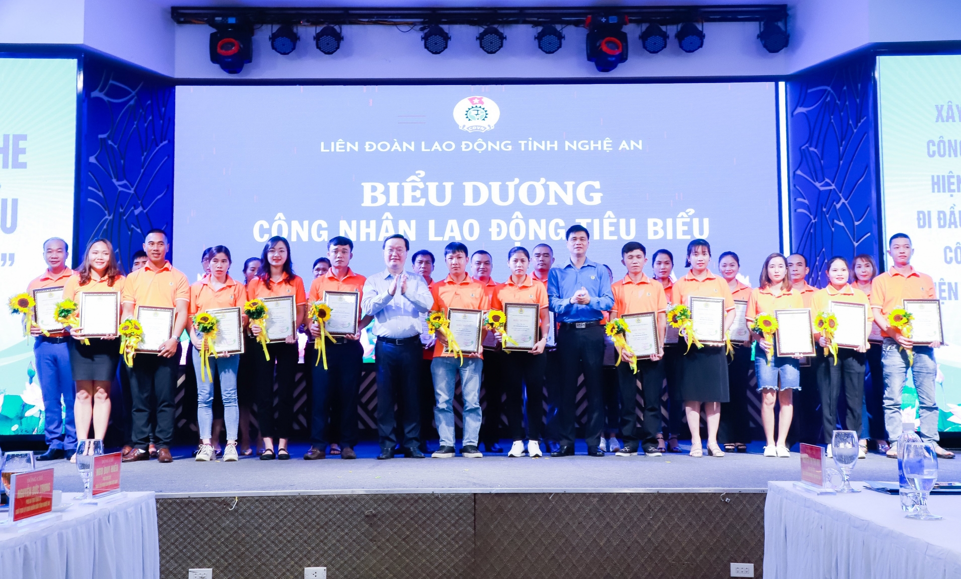 Chủ tịch UBND tỉnh Nghệ An gặp gỡ, đối thoại trực tiếp với công nhân lao động Chủ tịch UBND tỉnh Nghệ An gặp gỡ, đối thoại với công nhân lao động