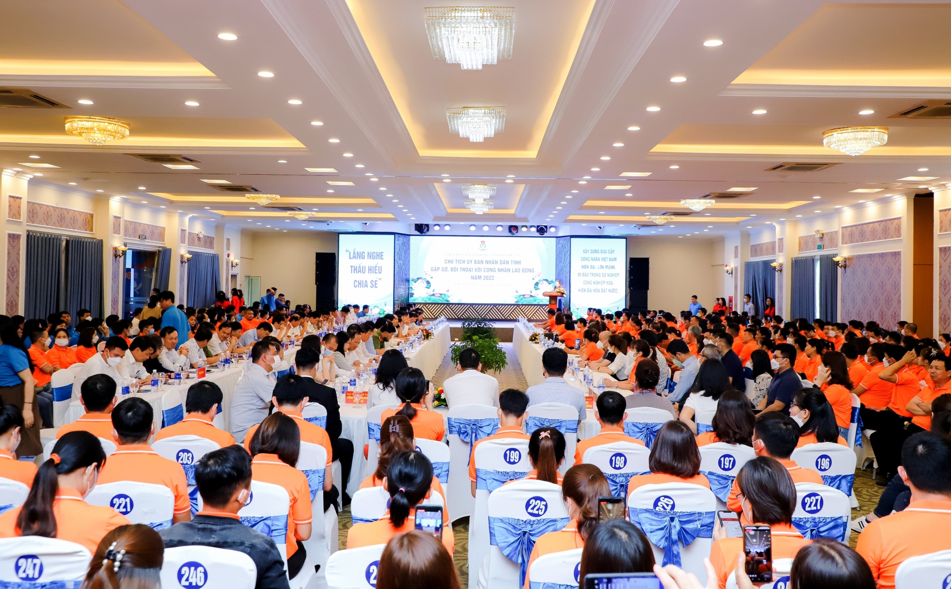 Công nhân lao động Nghệ An hài lòng khi đối thoại trực tiếp với Chủ tịch UBND tỉnh