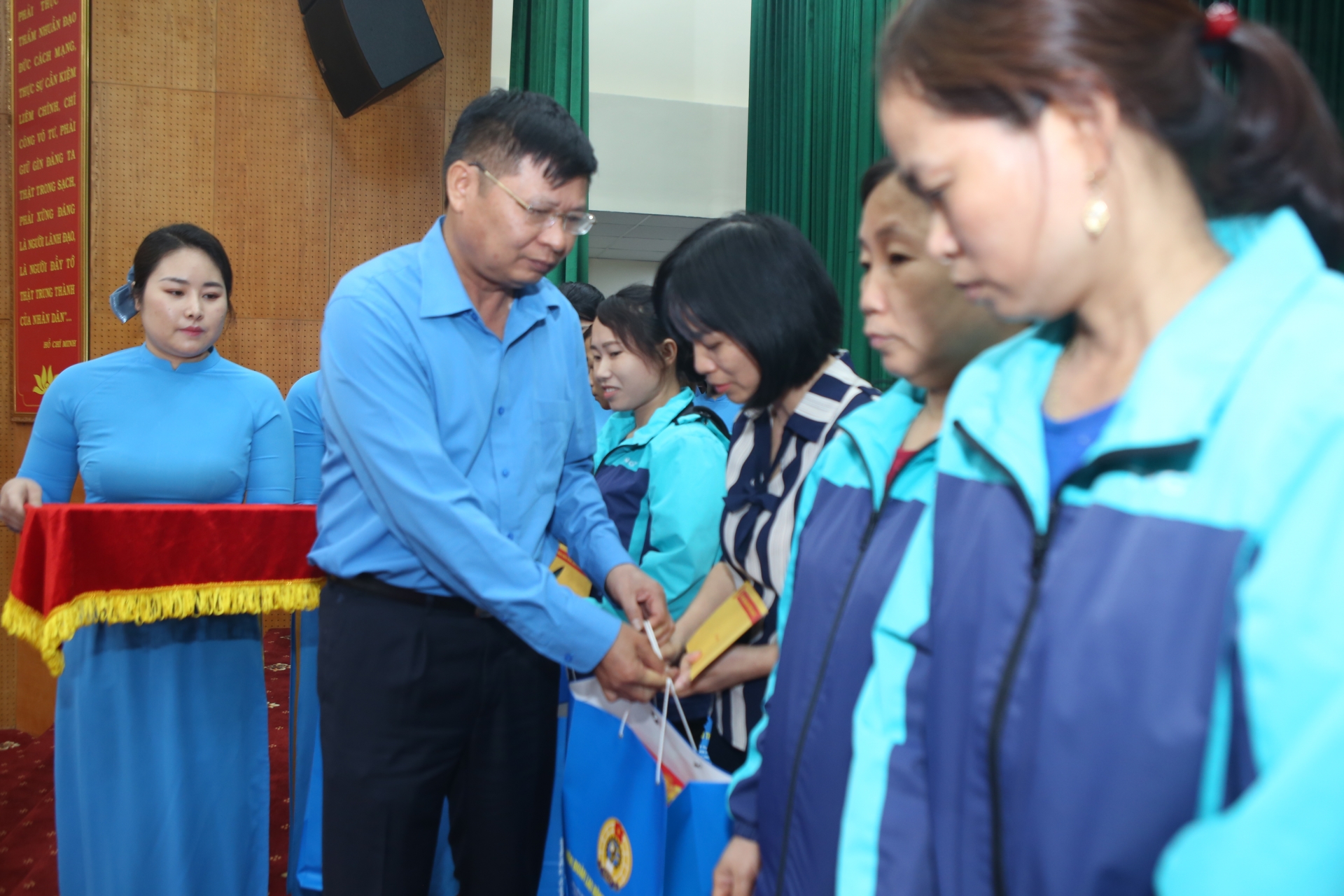 Nhiều vấn đề công nhân kiến nghị được tháo gỡ thông qua đối thoại với lãnh đạo tỉnh Nhiều vấn đề công nhân kiến nghị được tháo gỡ thông qua đối thoại với lãnh đạo tỉnh