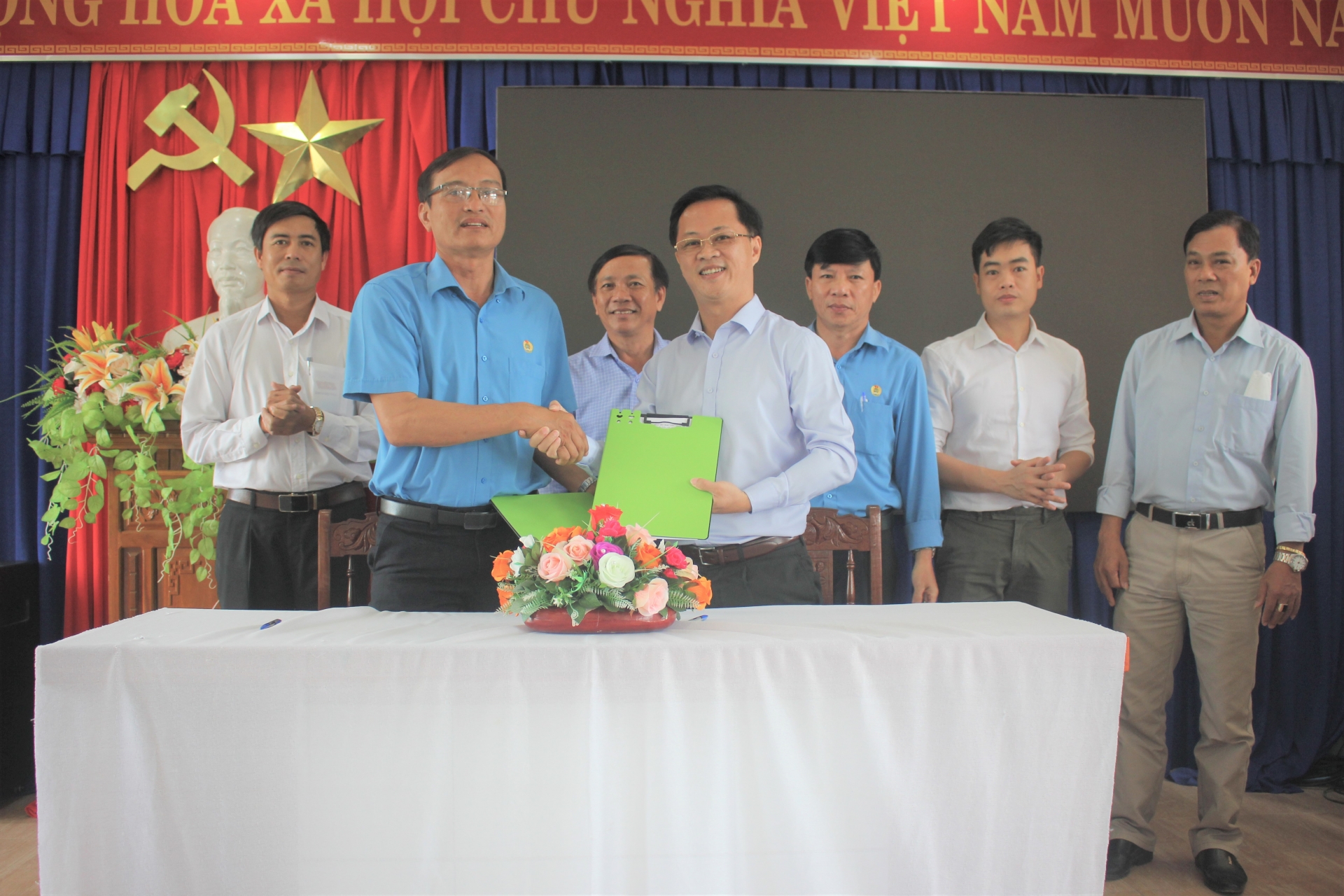 LĐLĐ tỉnh Quảng Nam ký thỏa thuận hợp tác với Công ty Việt Phú (Movi) LĐLĐ tỉnh Quảng Nam ký thỏa thuận hợp tác với Công ty Việt Phú (Movi)