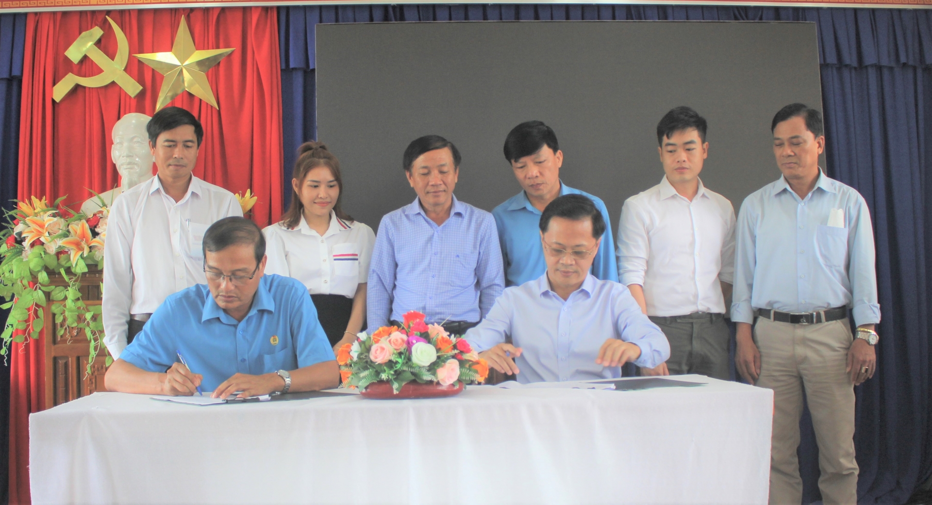 LĐLĐ tỉnh Quảng Nam ký thỏa thuận hợp tác với Công ty Việt Phú (Movi) LĐLĐ tỉnh Quảng Nam ký thỏa thuận hợp tác với Công ty Việt Phú (Movi)