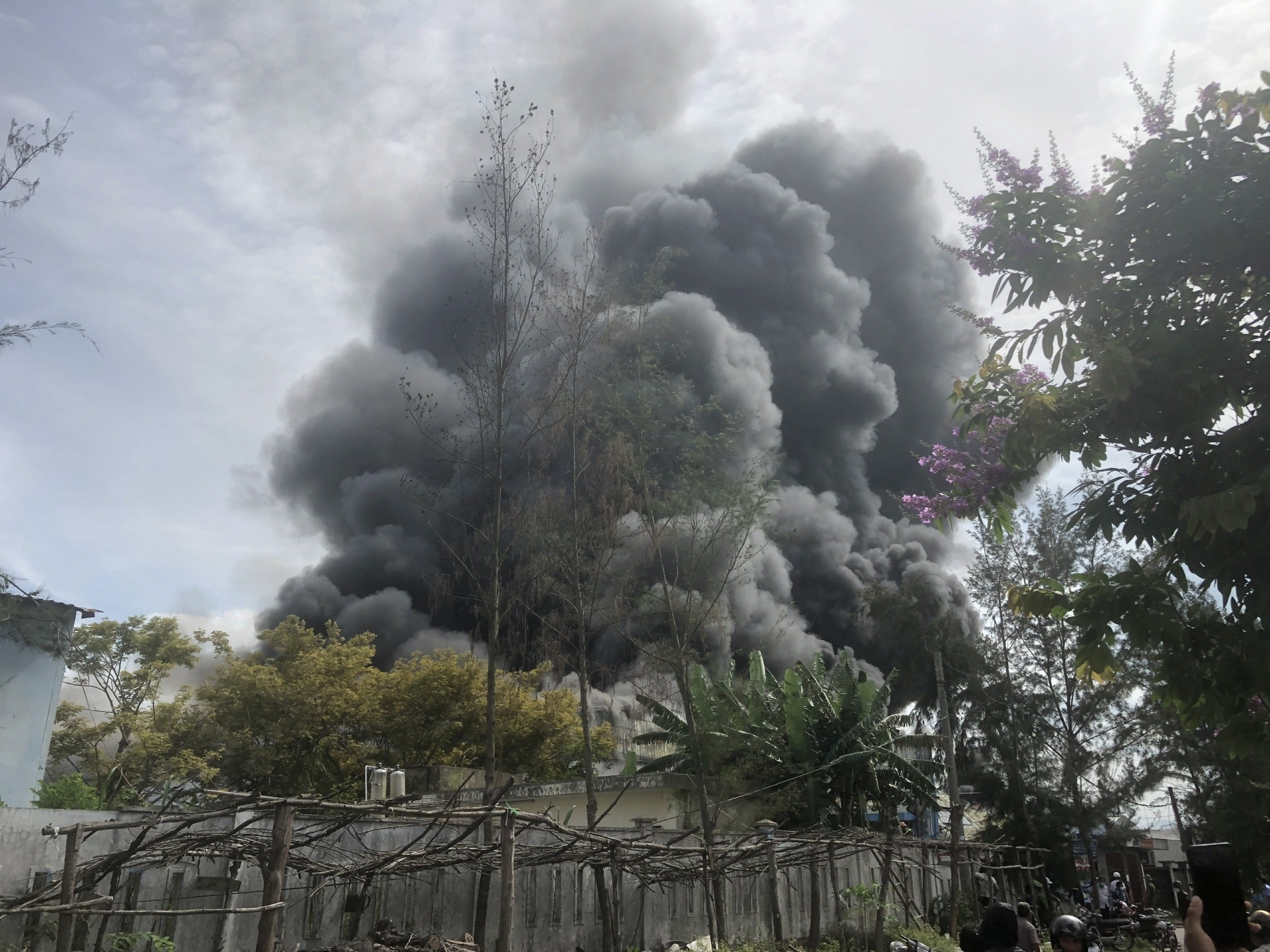 Quảng Nam: Cháy lớn tại công ty may thuộc Cụm công nghiệp Trảng Nhật 1