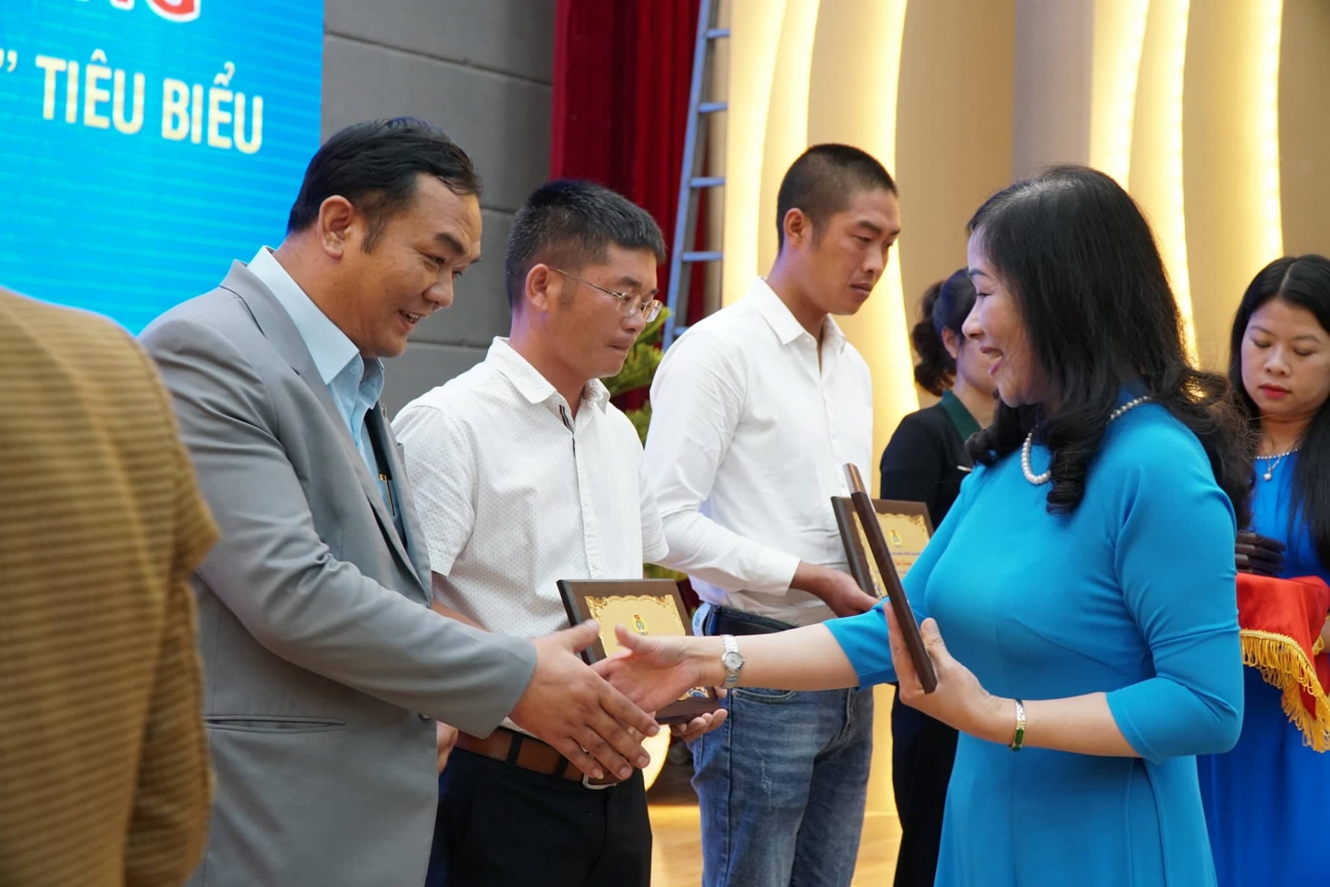 Lâm Đồng: Biểu dương 30 doanh nghiệp tiêu biểu “vì người lao động” Lâm Đồng: Biểu dương 30 doanh nghiệp tiêu biểu “vì người lao động”