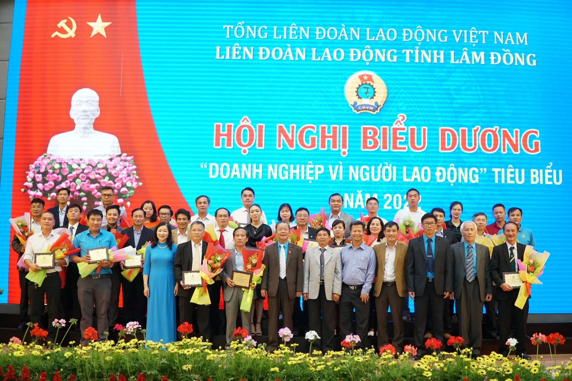 Lâm Đồng: Biểu dương 30 doanh nghiệp tiêu biểu “vì người lao động” Lâm Đồng: Biểu dương 30 doanh nghiệp tiêu biểu “vì người lao động”