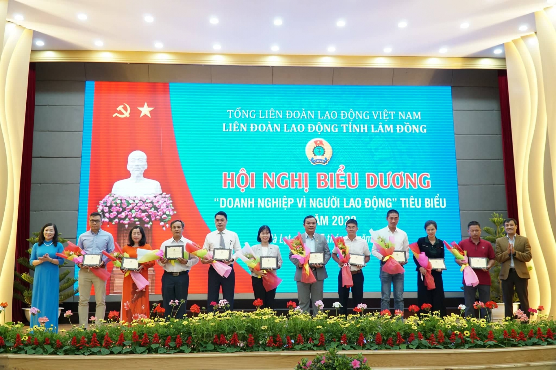 Lâm Đồng: Biểu dương 30 doanh nghiệp tiêu biểu “vì người lao động” Lâm Đồng: Biểu dương 30 doanh nghiệp tiêu biểu “vì người lao động”