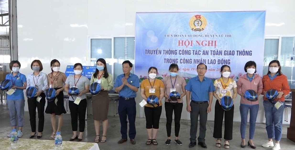 Thái Bình: Hàng trăm công nhân lao động được tôn vinh, khen thưởng Thái Bình: Hàng trăm công nhân lao động được tôn vinh, khen thưởng