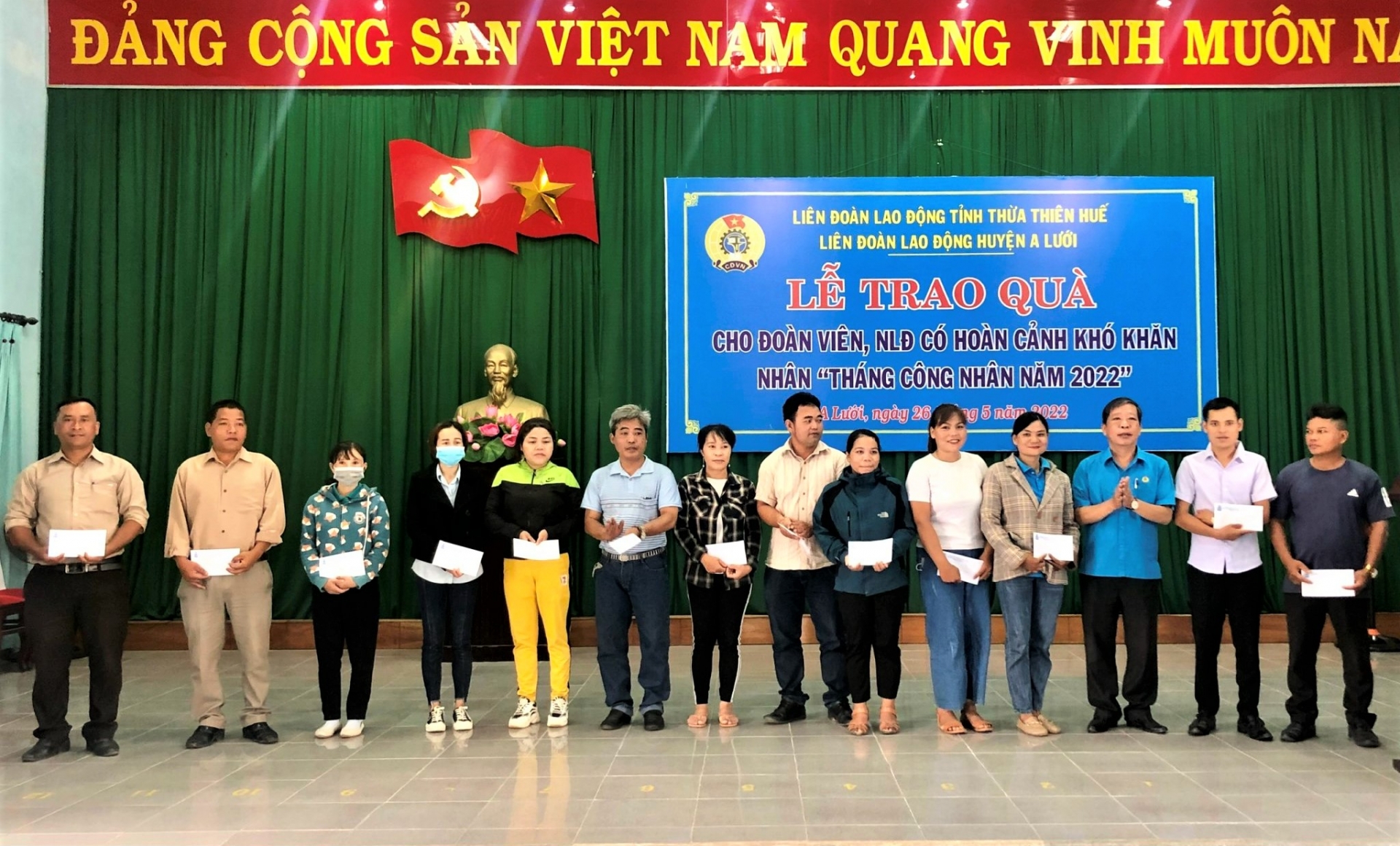 LĐLĐ huyện A Lưới: Chăm lo cho đoàn viên, NLĐ khó khăn nhân dịp Tháng Công nhân