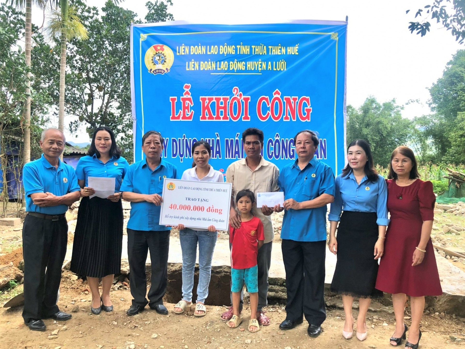 LĐLĐ huyện A Lưới: Chăm lo cho đoàn viên, NLĐ khó khăn nhân dịp Tháng Công nhân