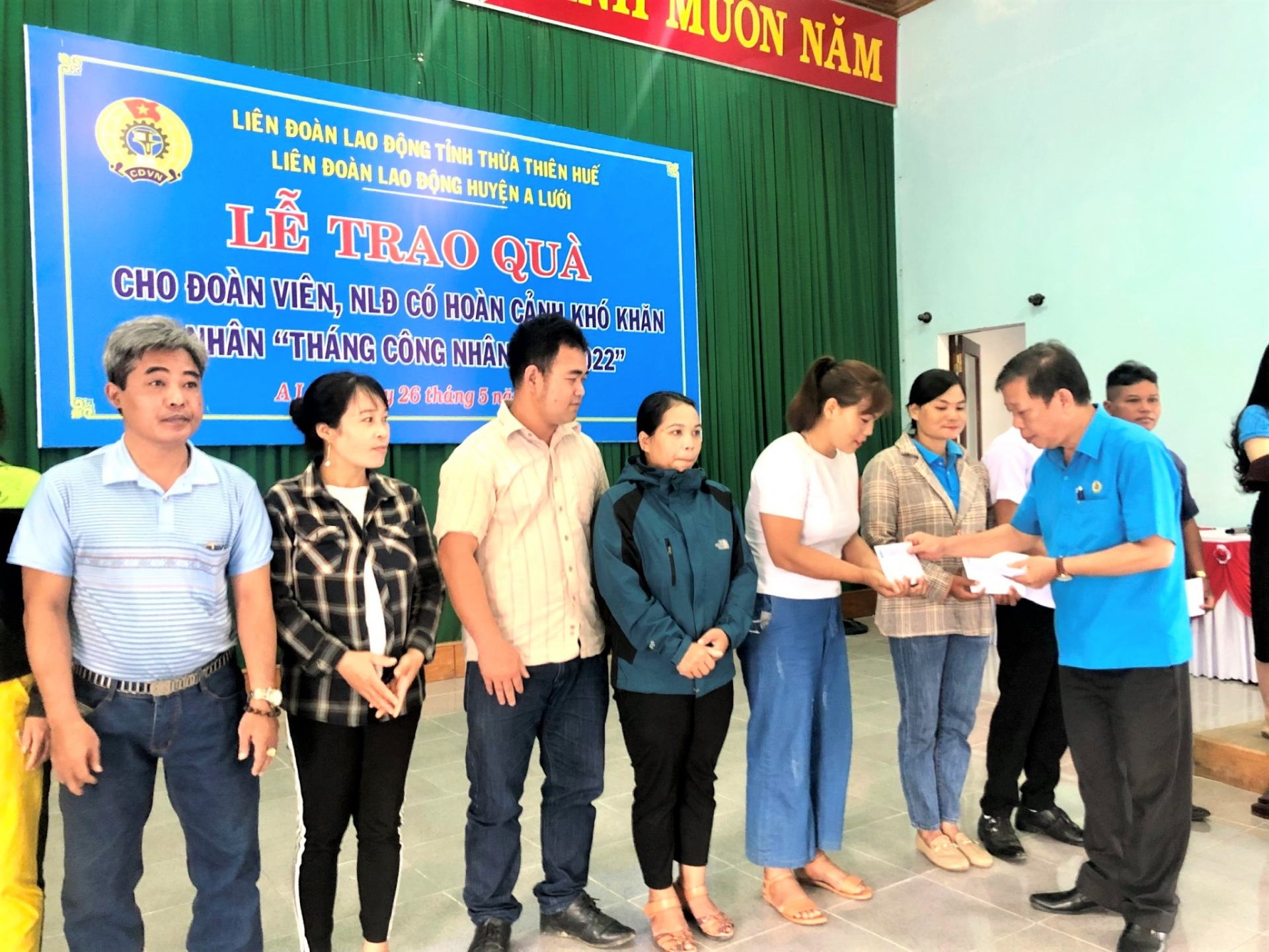 LĐLĐ huyện A Lưới: Chăm lo cho đoàn viên, NLĐ khó khăn nhân dịp Tháng Công nhân