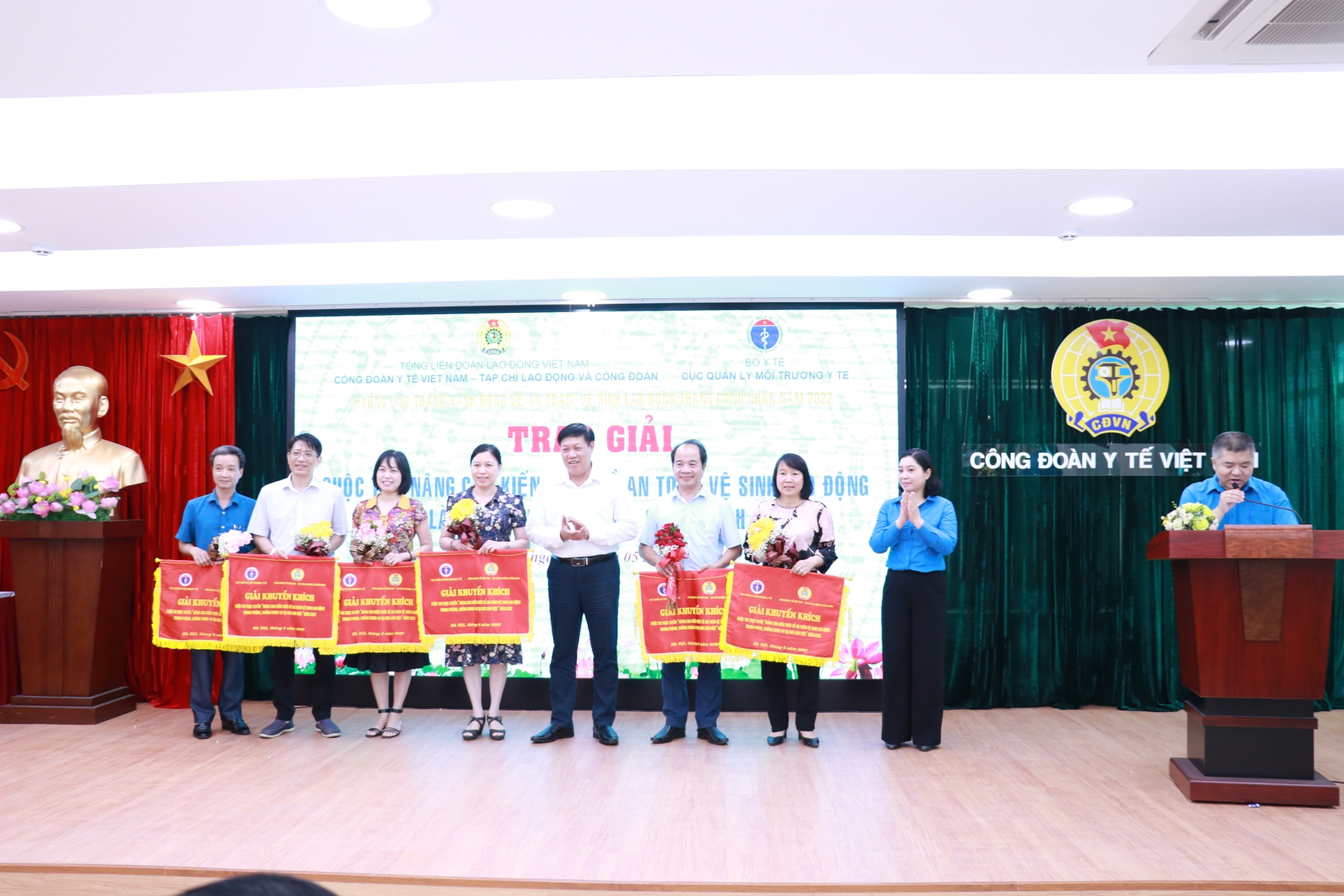 Hội thảo “Chế độ, chính sách cho cán bộ y tế” và trao giải cuộc thi về ATVSLĐ Hội thảo “Chế độ, chính sách cho cán bộ y tế” và trao giải cuộc thi về ATVSLĐ