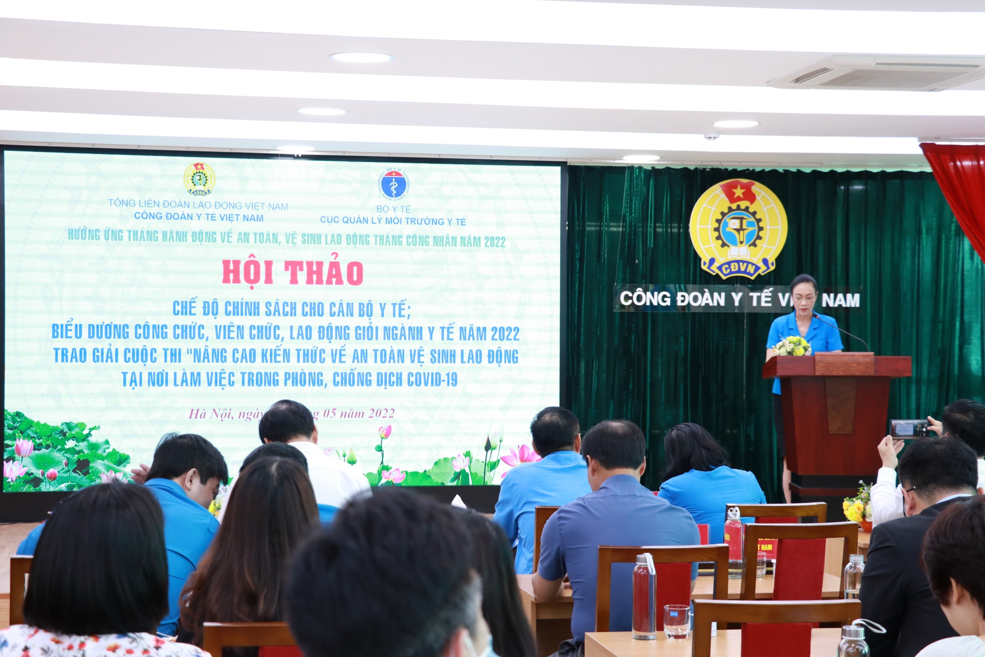 Hội thảo “Chế độ, chính sách cho cán bộ y tế” và trao giải cuộc thi về ATVSLĐ Hội thảo “Chế độ, chính sách cho cán bộ y tế” và trao giải cuộc thi về ATVSLĐ