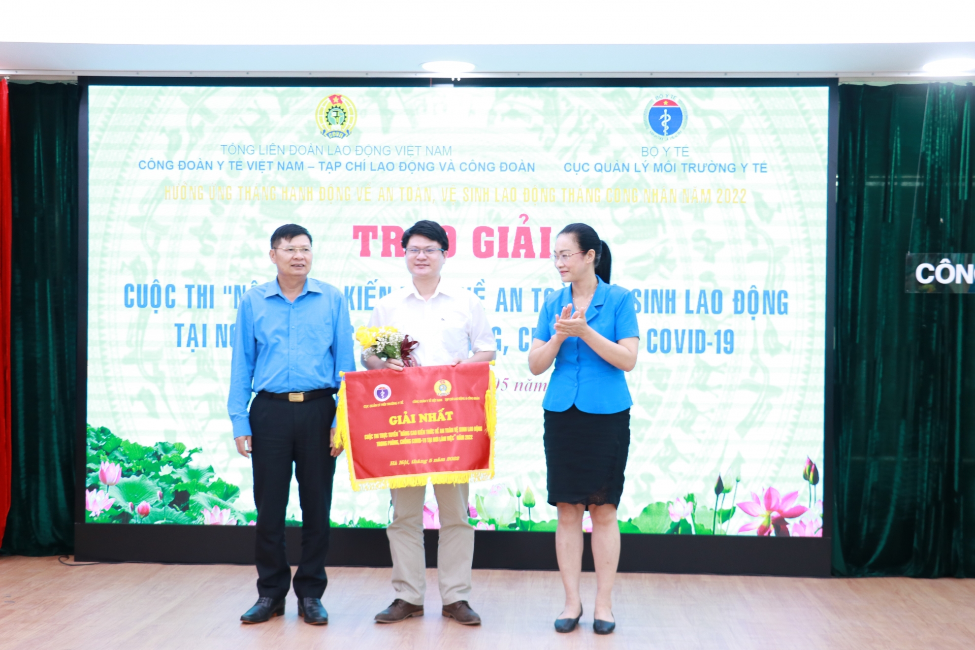 Hội thảo “Chế độ, chính sách cho cán bộ y tế” và trao giải cuộc thi về ATVSLĐ Hội thảo “Chế độ, chính sách cho cán bộ y tế” và trao giải cuộc thi về ATVSLĐ